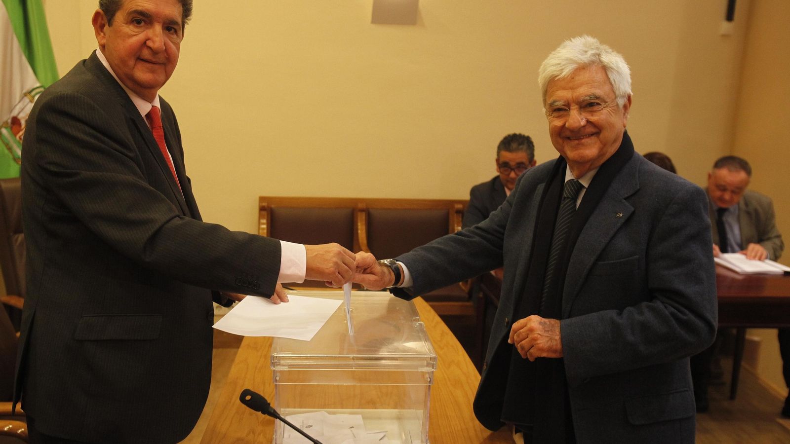 El candidato a decano Francisco Baena Bocanegra votando