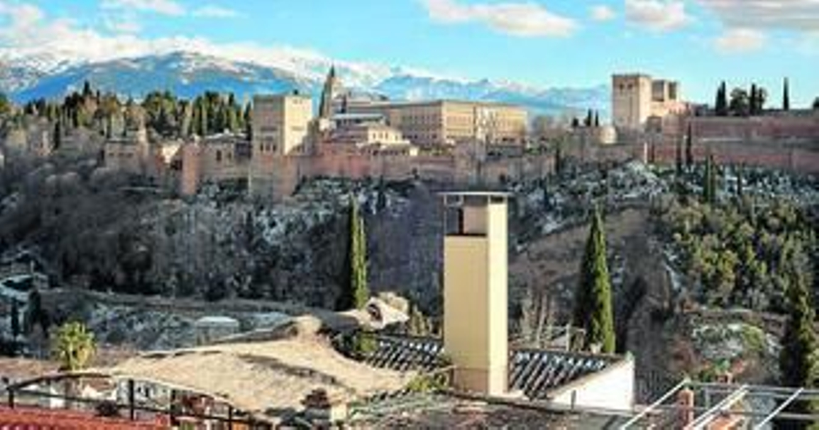 Panorámica desde el mirador de San Nicolás en la que se puede ver en primer término la chimenea que ha dado pie a la polémica.