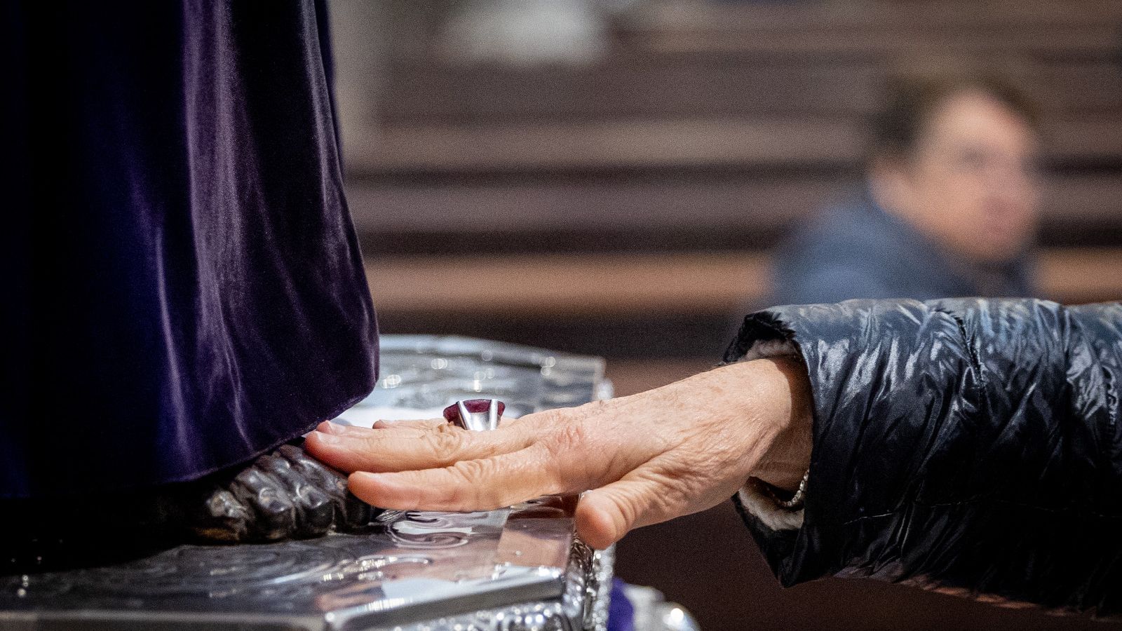 Una devota pone su mano en los pies de Medinaceli.