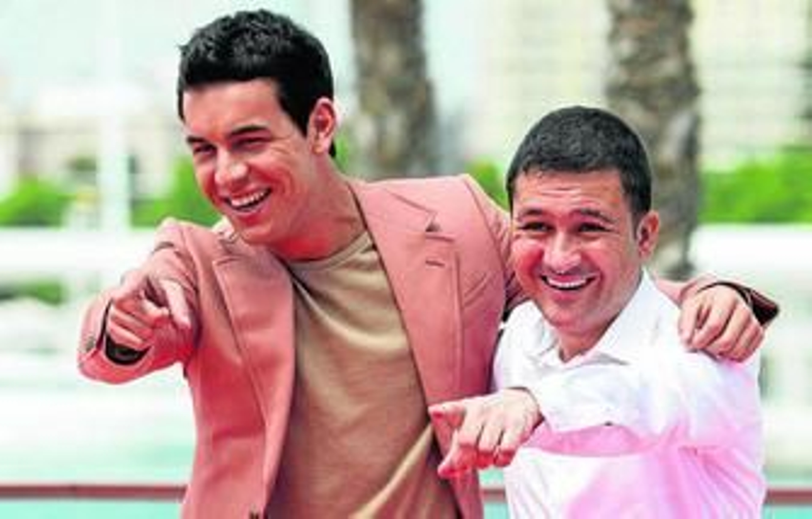 Mario Casas y Secun de la Rosa, protagonistas de 'La mula', ayer, en el Muelle Uno.
