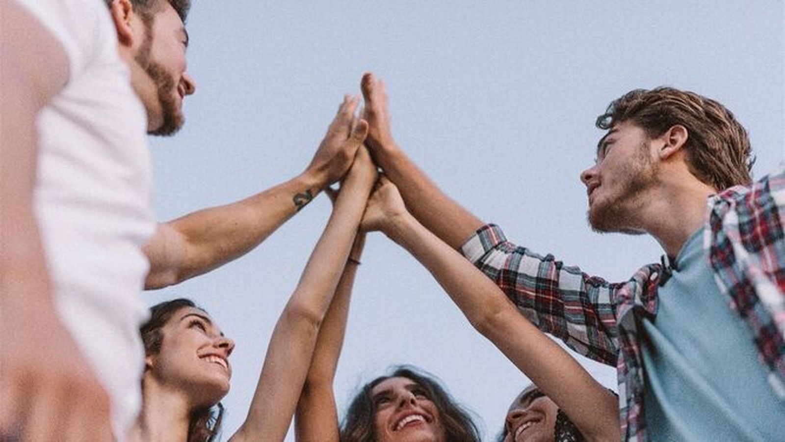 Un grupo de jóvenes, preparados para vivir una aventura juntos