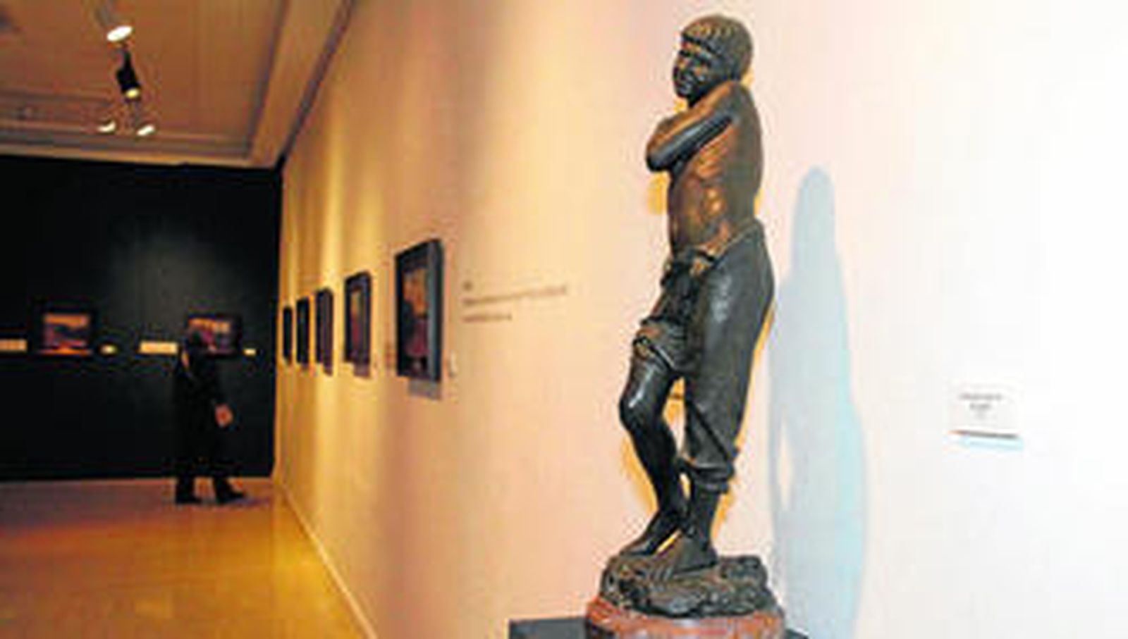 Algunas de las obras de la exposición. Sobre estas líneas, a la derecha, Teresa Suárez y Pablo Guisande.