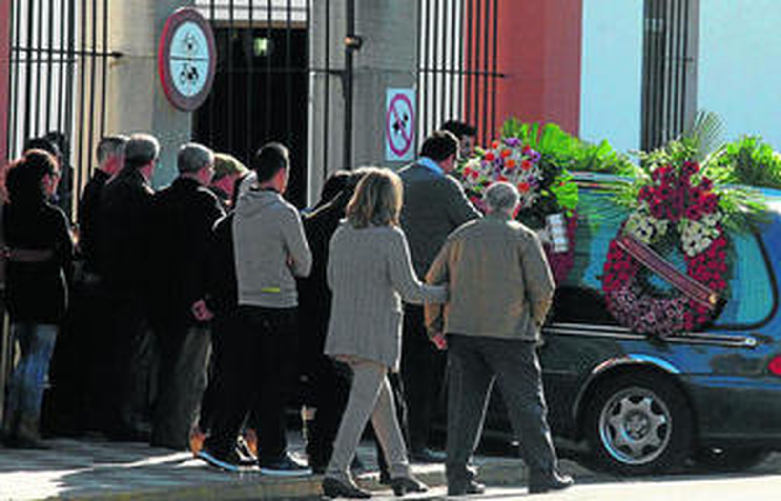 Imagen de la llegada del coche fúnebre al cementerio con los restos mortales de Luis Núñez.