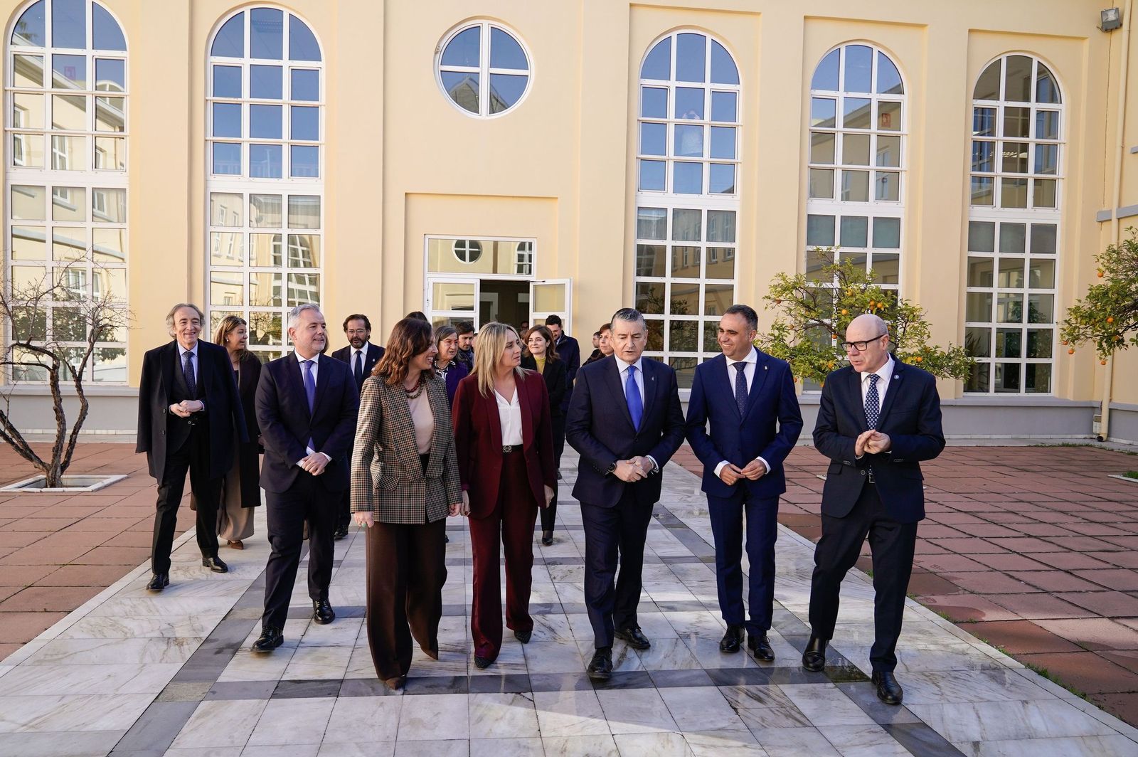 Distintas autoridades pasean por las instalaciones de la Escuela de Salud Pública