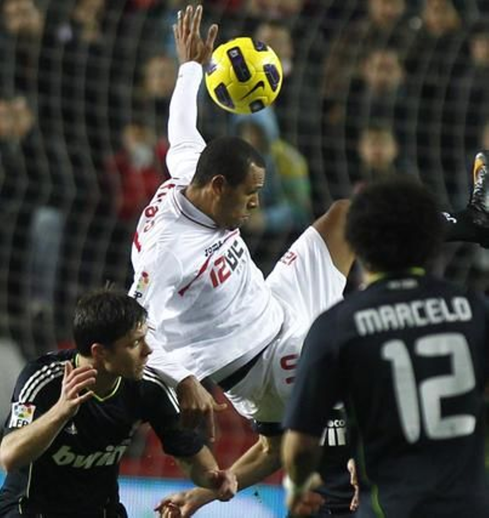 El Sevilla pierde 0-1 con el Real Madrid en la ida de las semifinales de la Copa del Rey. / Antonio Pizarro