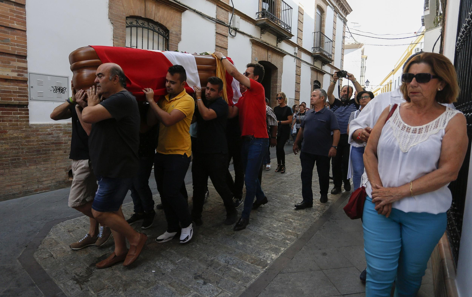 Utrera despide a Reyes en un multitudinario funeral.