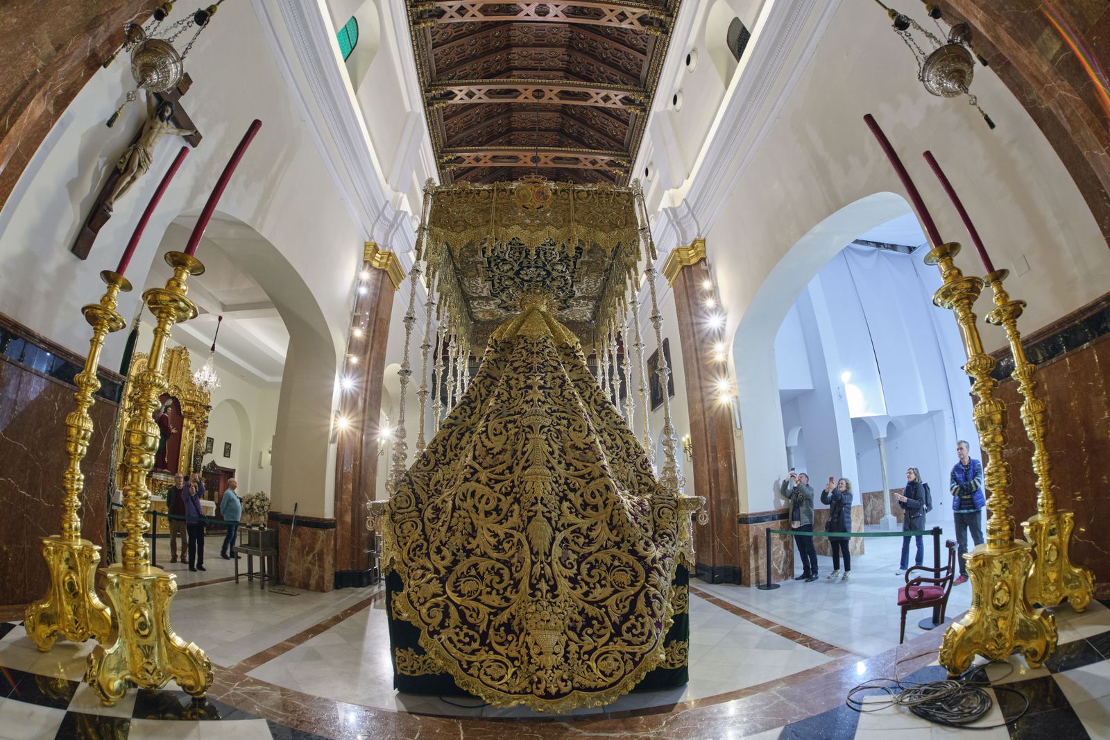 La Esperanza de Triana amanece subida en su palio, con el manto morado a estrenar en la Madrugá