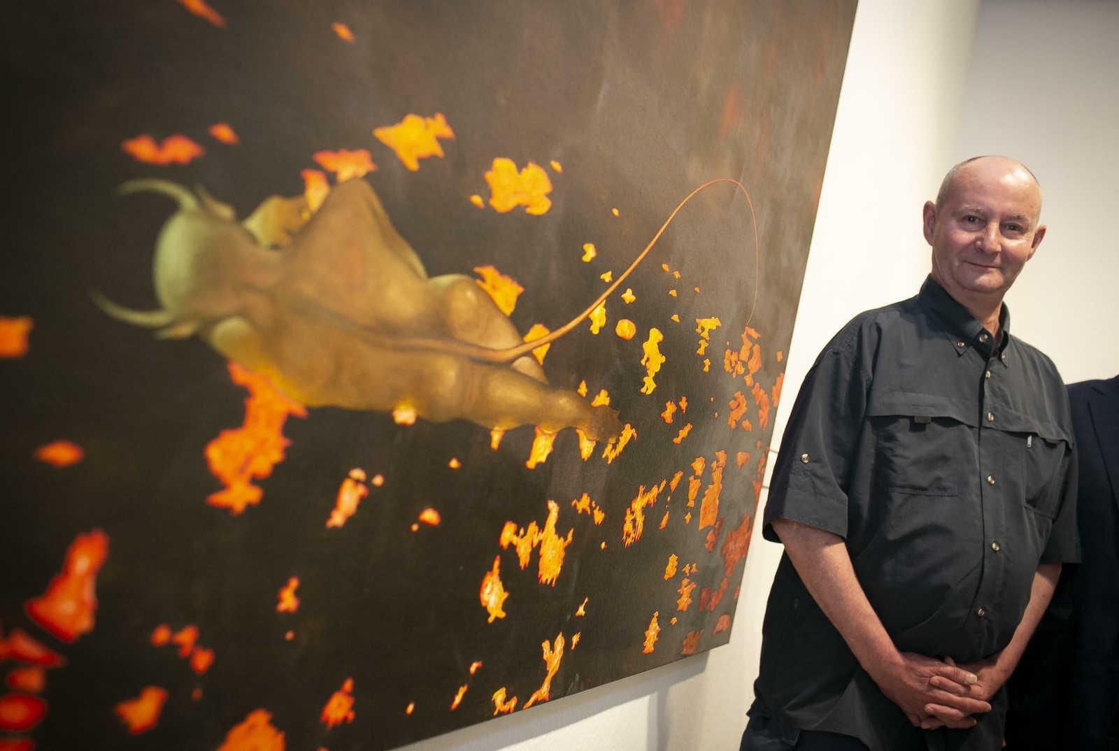 José María Larrondo junto a una de sus obras que expone en la Sala Siglo XXI.