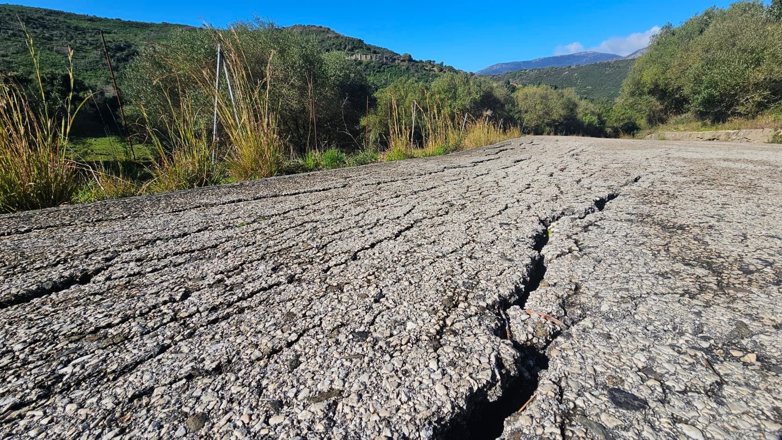 Una de las grietas en la carretera de Las Pantallas.