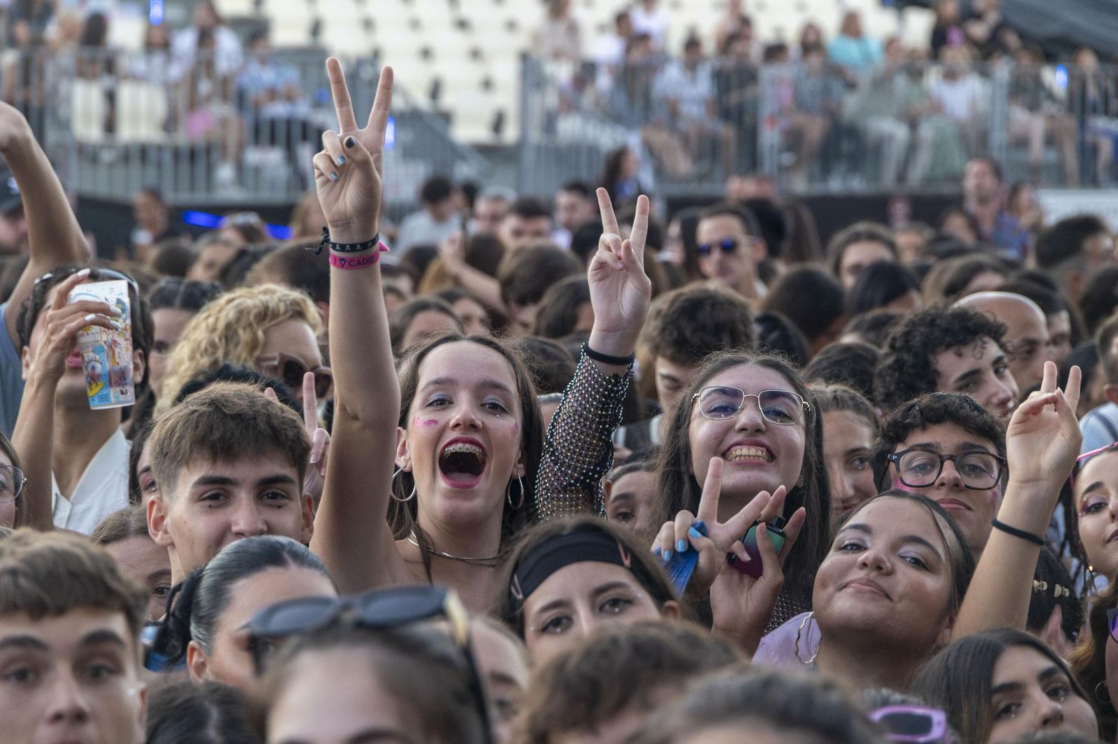 Búscate en las imágenes del concierto de Emilia en Concert Music Festival