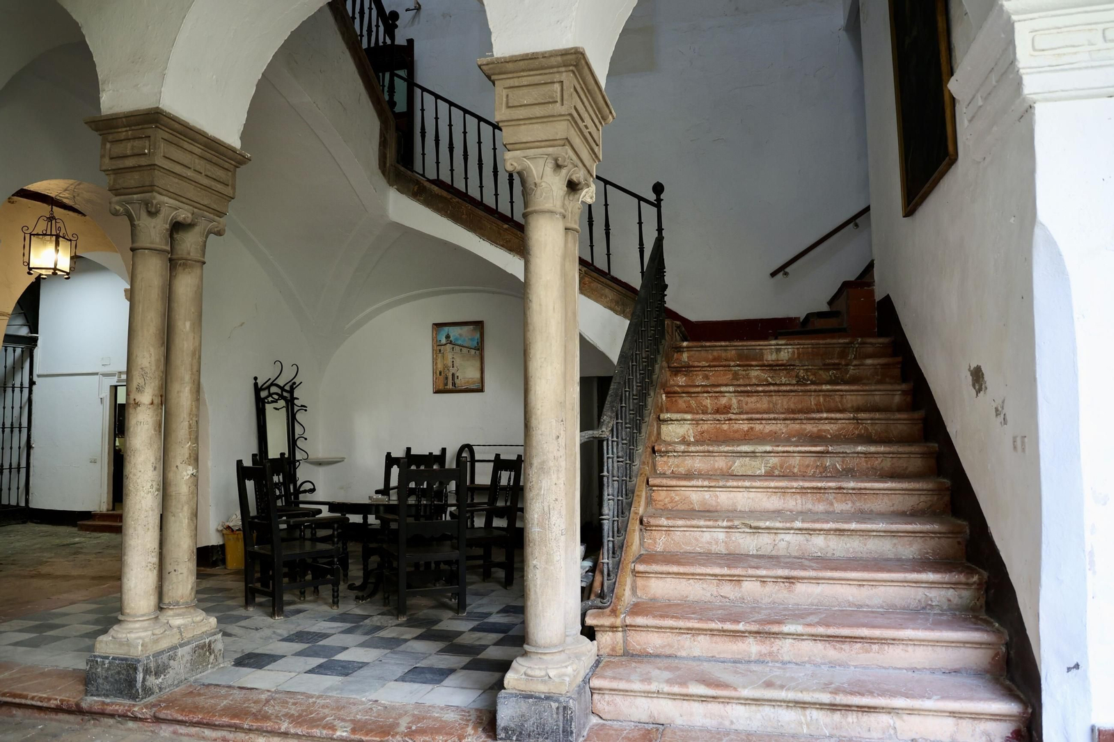 La escalera de acceso a las plantas superiores del claustro.