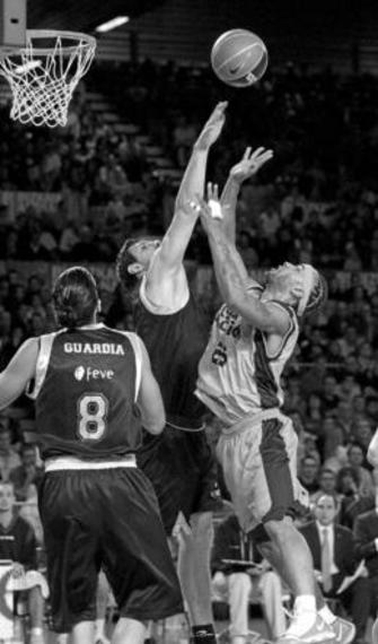 Fitch (derecha) pelea el balón con Banic.