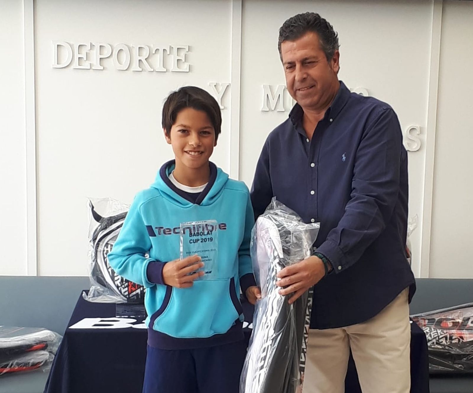 Manu Páez, con el trofeo de campeón de la Babolat Cup.