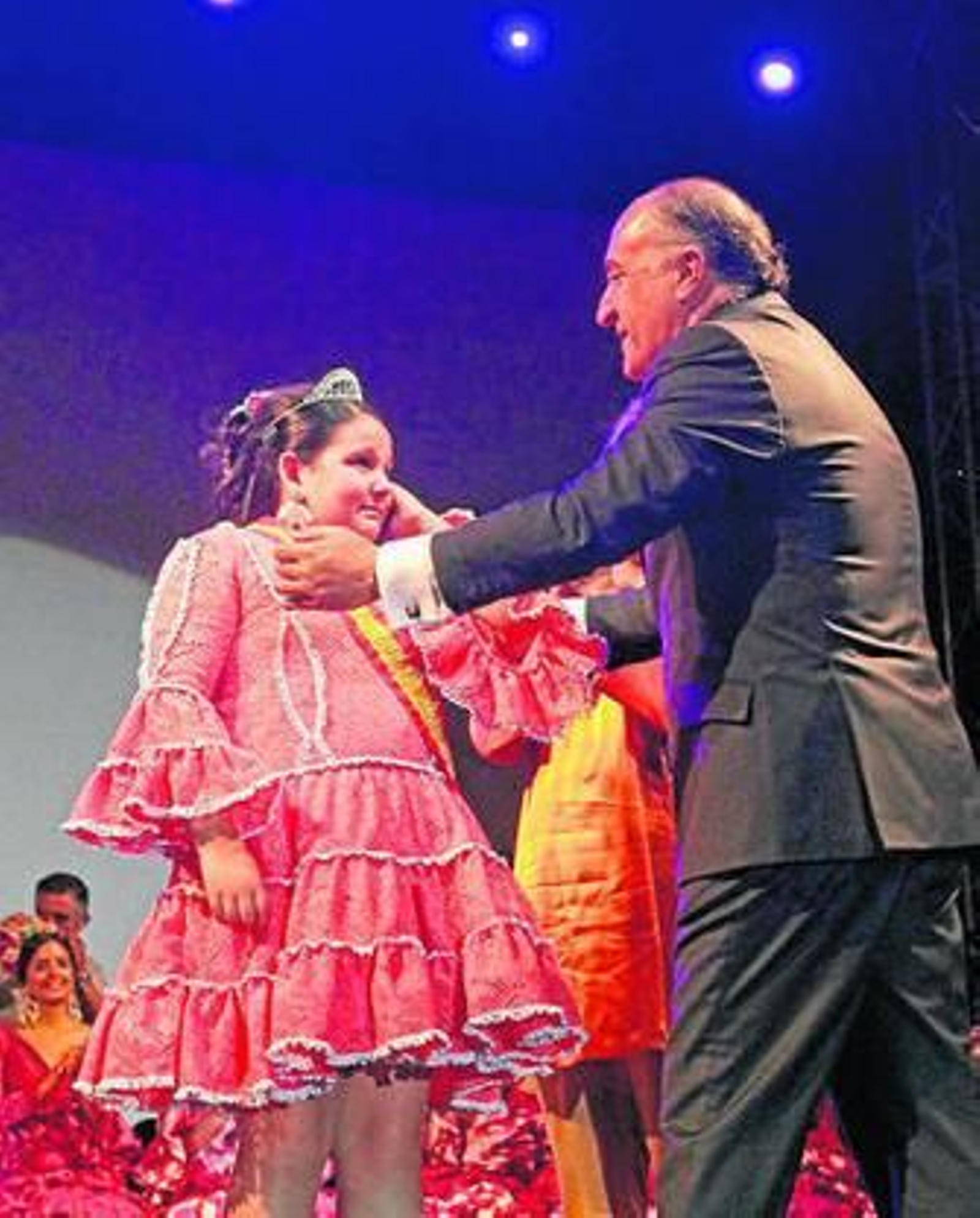 Rebolo, ataviado como Forrest Gump, y las reinas juvenil e infantil, Esther Villanueva y Sonia Gutiérrez.