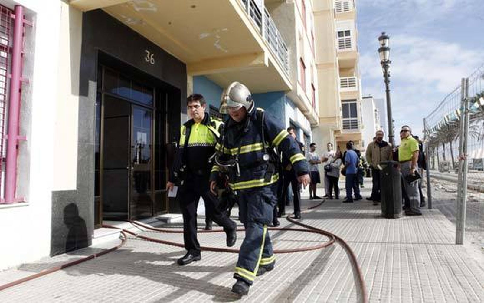 Aparatoso incendio en un piso del Campo del Sur