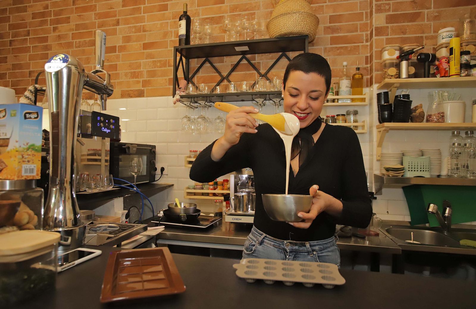 Mariana Cardoso pone a punto la cobertura de chocolate blanco para sus bombones.