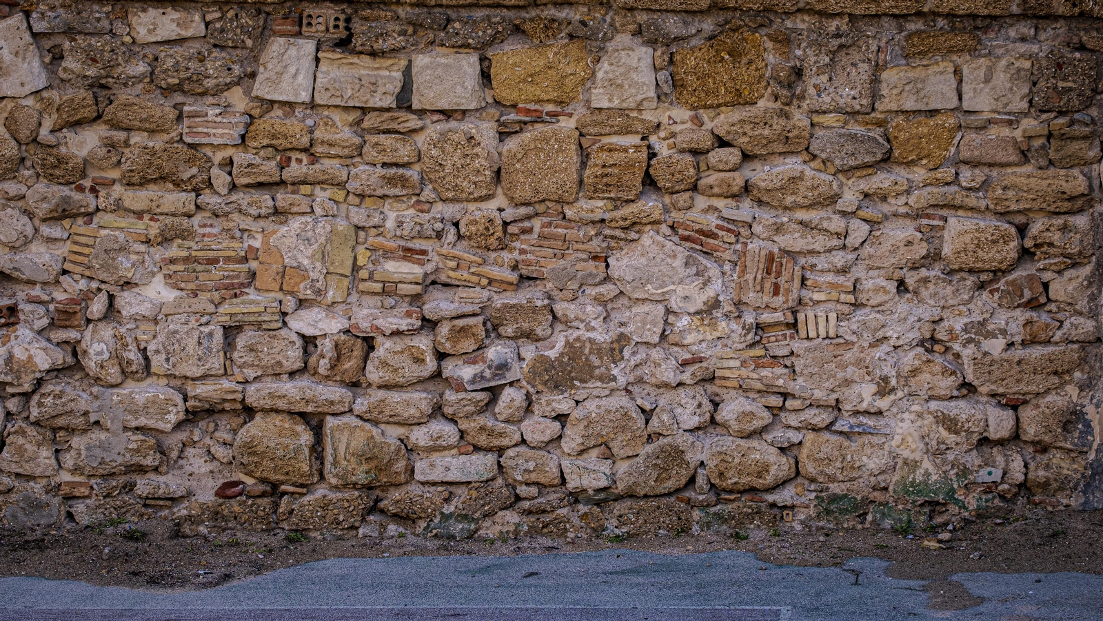 Estado del lienzo de muralla de las Puertas de Tierra de Cádiz.
