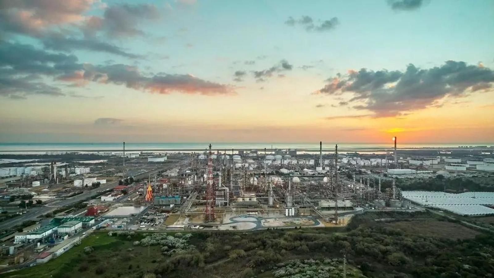 Panorámica de industrias en Huelva.