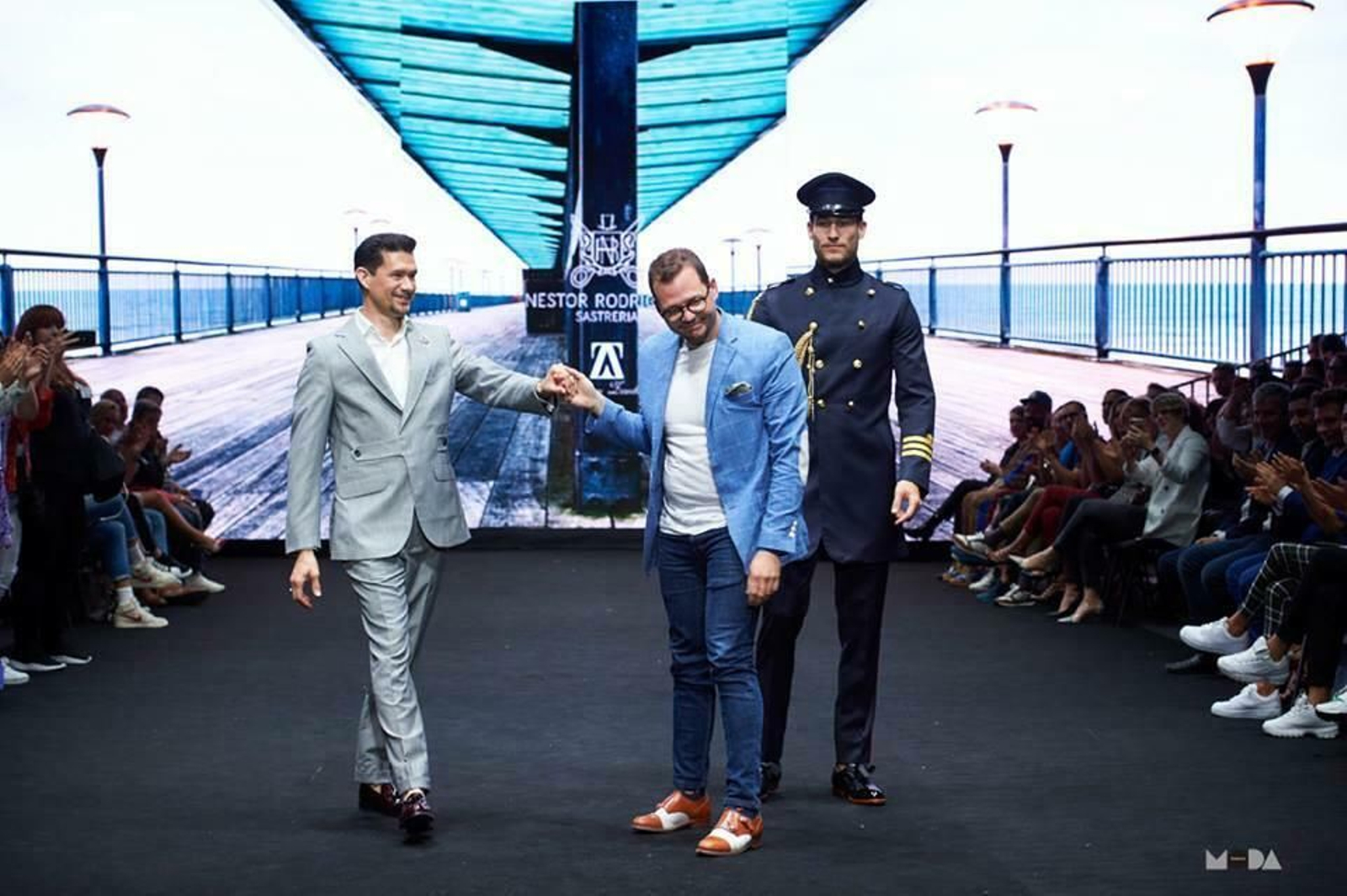 Abraham Zambrana (en el centro) con el diseñador Néstor Rodríguez y uno de los modelos de la Feria Internacional de la Moda de Tenerife, el pasado 13 de abril.