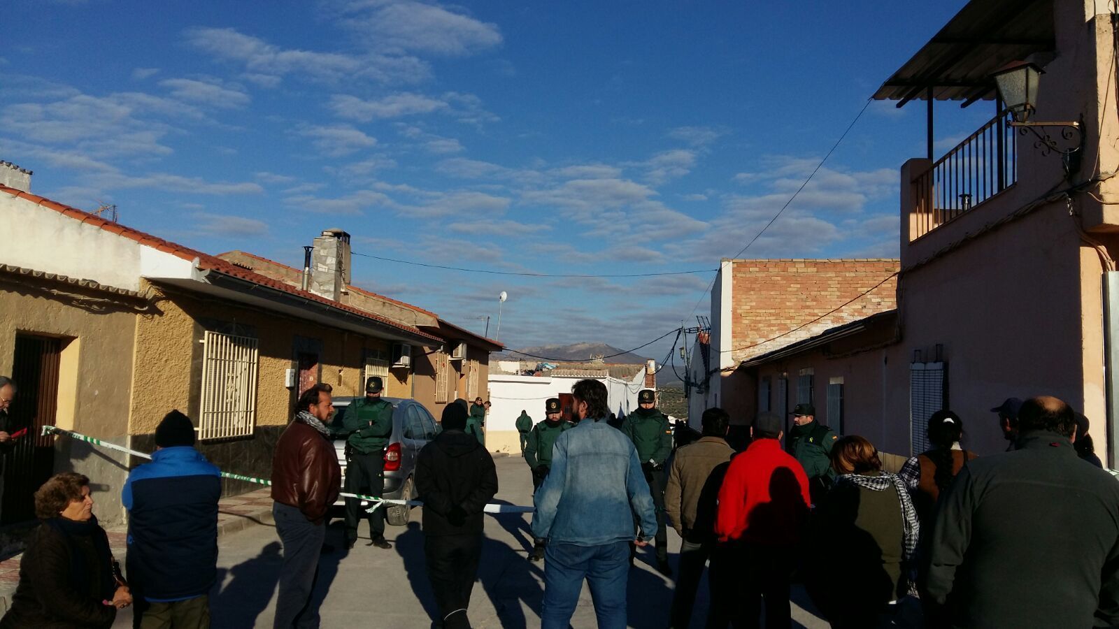 Vecinos y Stop Desahucios tratan de impedir el desahucio.