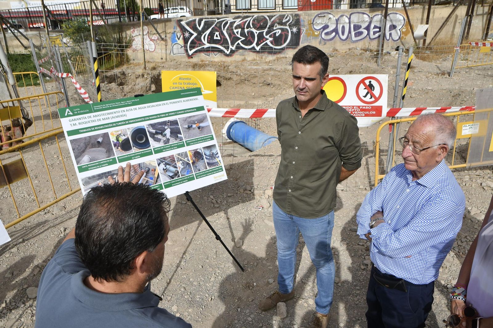 Fernández-Pacheco y Gabriel Amat, en una visita reciente a las obras para garantizar el agua desalada en el municipio