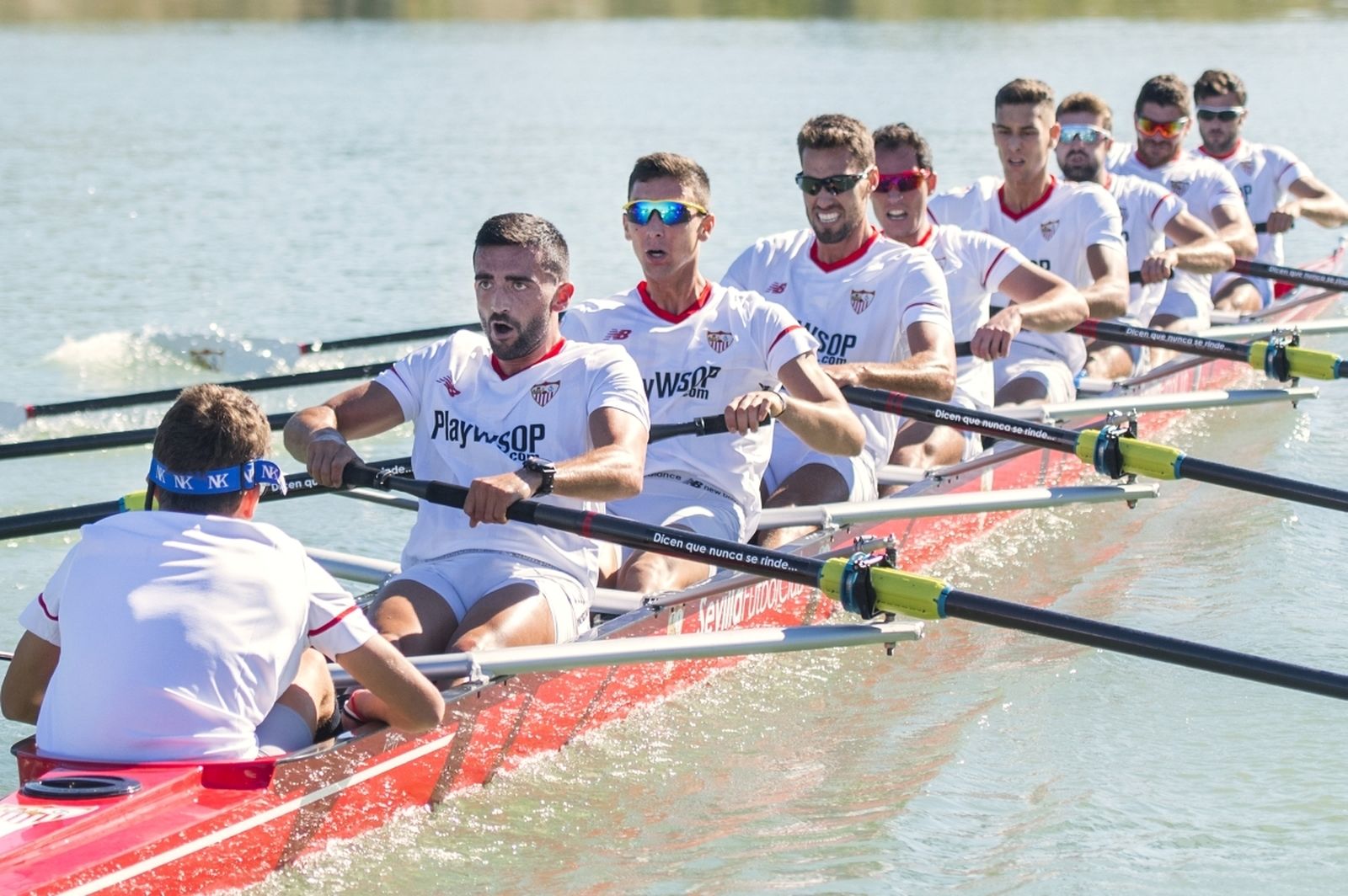 Patricio Rojas, dirigiendo a sus compañeros del ocho sin timonel sevillista en la regata del año pasado.