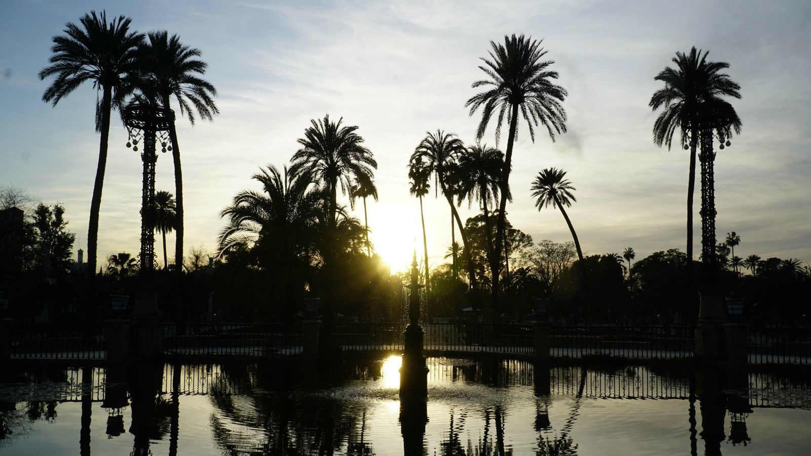 La puesta de sol desde la Plaza de América.