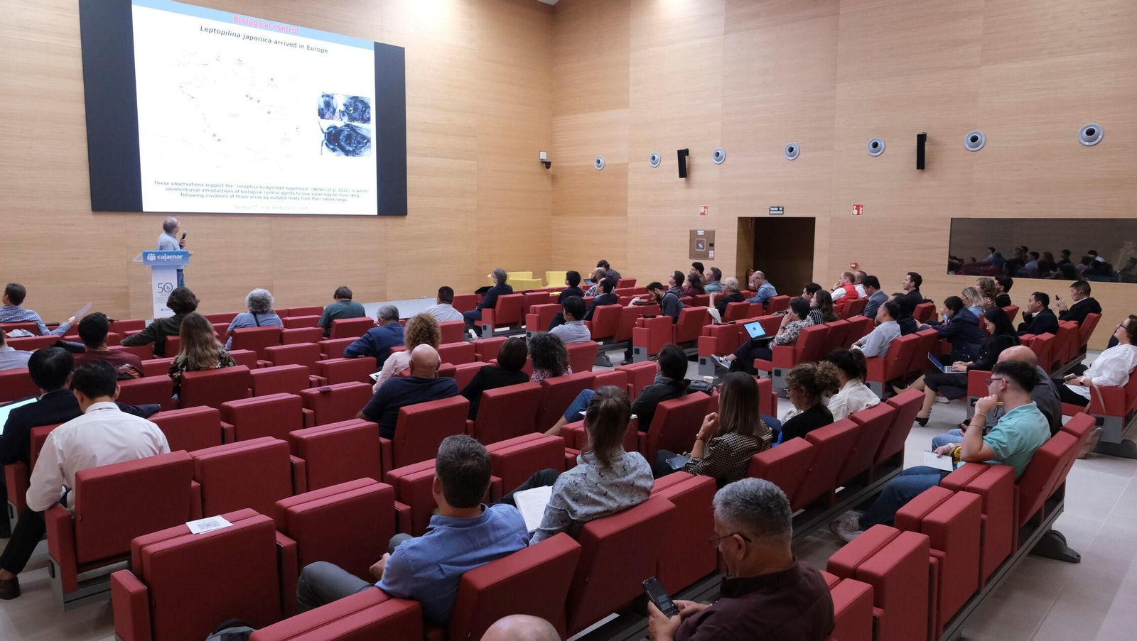 El novedoso y funcional salón de actos de la Estación Experimental de Cajamar acogió el acto.