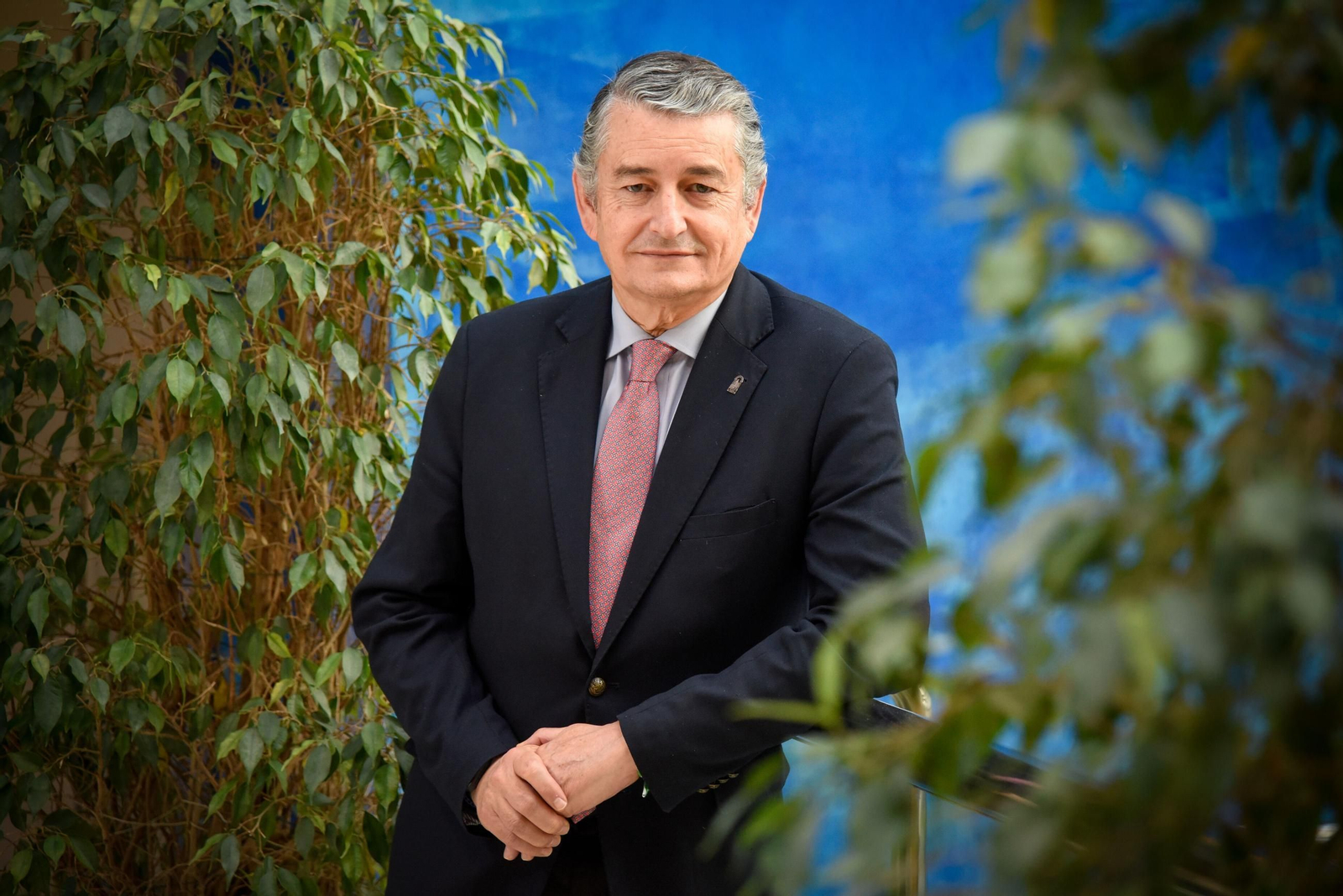 El consejero de Sanidad, Presidencia y Emergencia, Antonio Sanz, en las instalaciones de la Consejería en Sevilla.