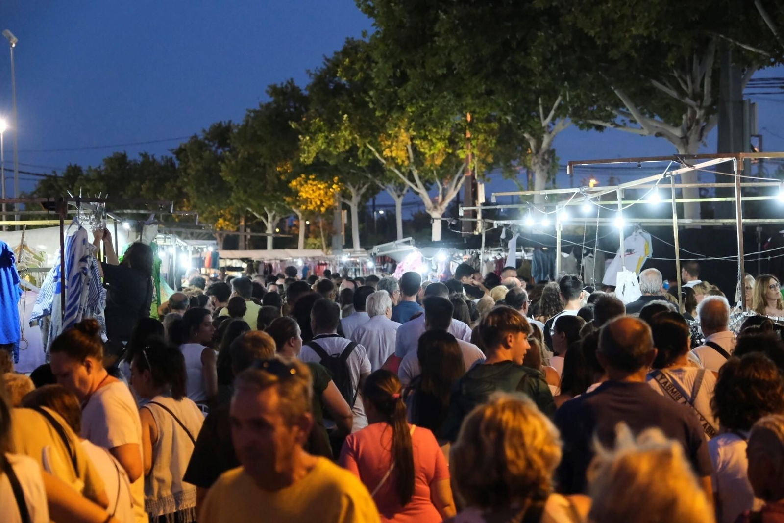 Los ambulantes celebran el primer mercadillo nocturno de El Arenal, en imágenes
