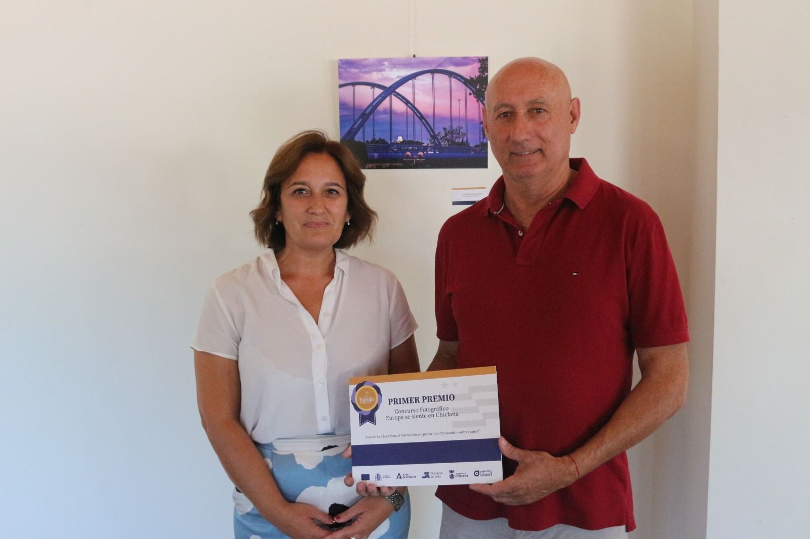 La delegada, junto al ganador del certamen.