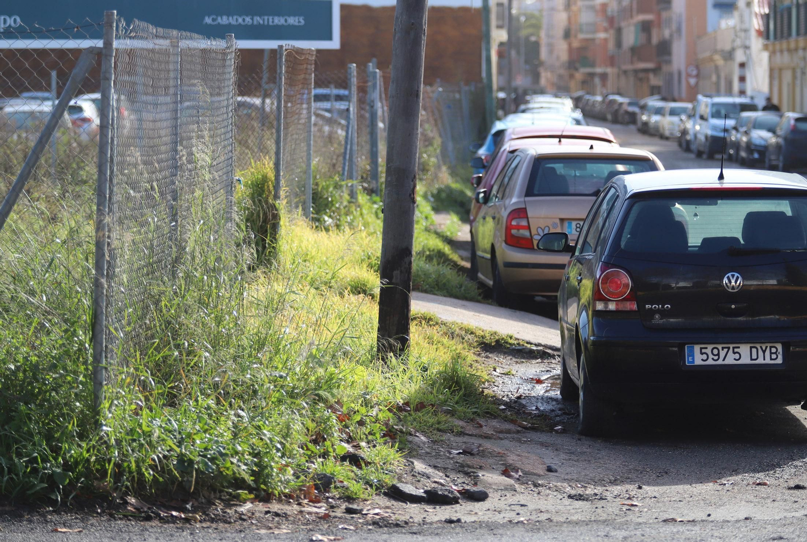 Tramo sin acerado en una de las calles del Molino de la Vega. Tramo sin acerado en una de las calles del Molino de la Vega.