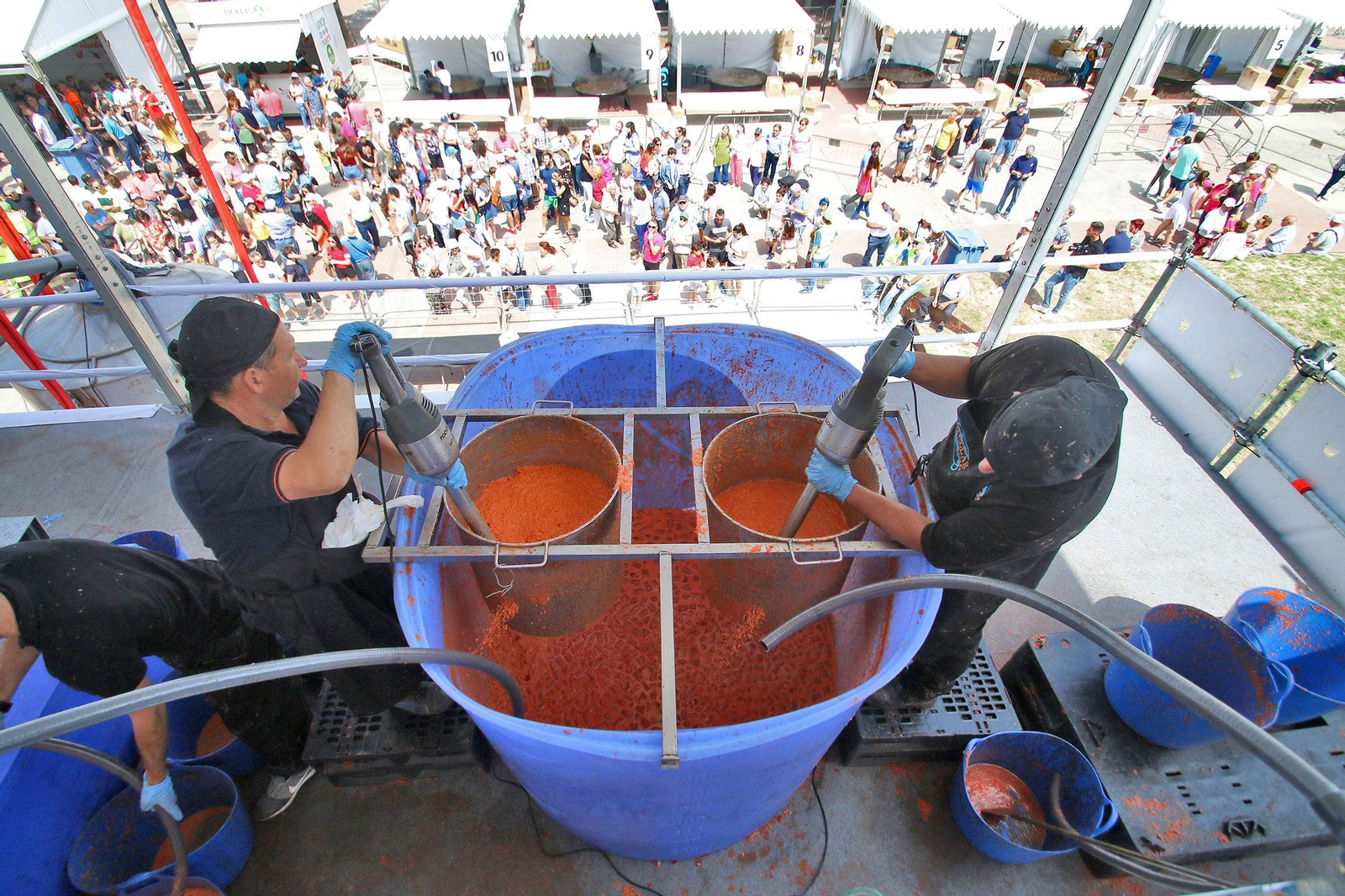 Fotogalería del récord Guinnes del gazpacho más grande del mundo