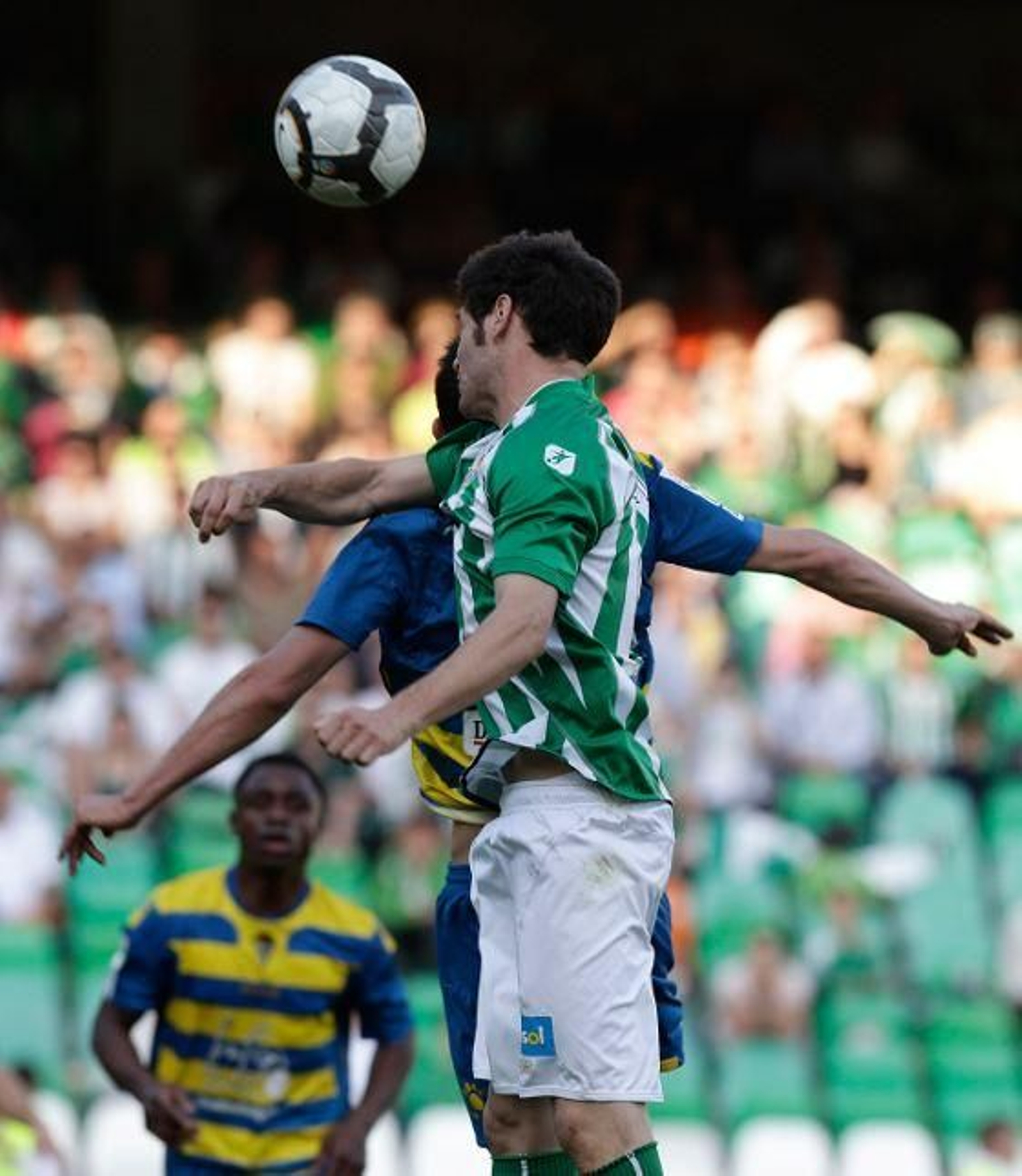 El Cádiz se complica sus opciones de salvar la categoría tras caer goleado en el Ruiz de Lopera por cuatro tantos a cero.

Foto: Antonio Pizarro