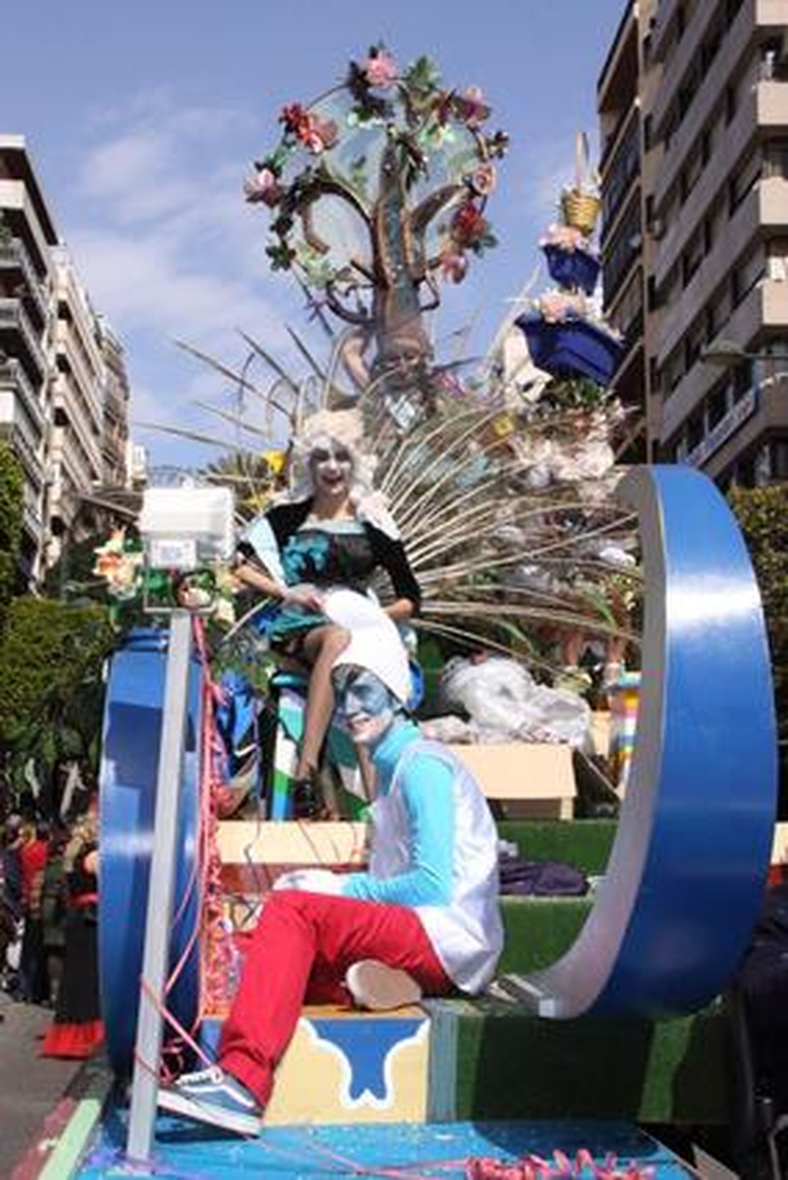 Grandes vestuarios y coplillas con mucha originalidad en el Carnaval