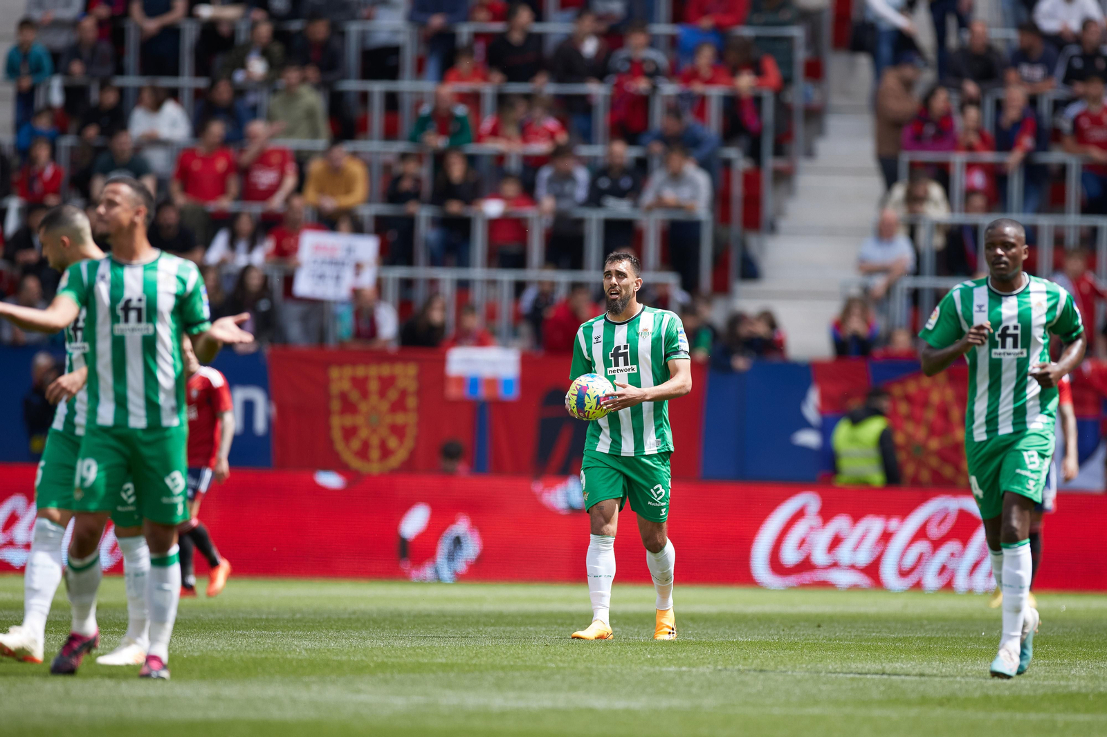 El Betis celebra uno de sus goles en El Sadar la pasada temporada