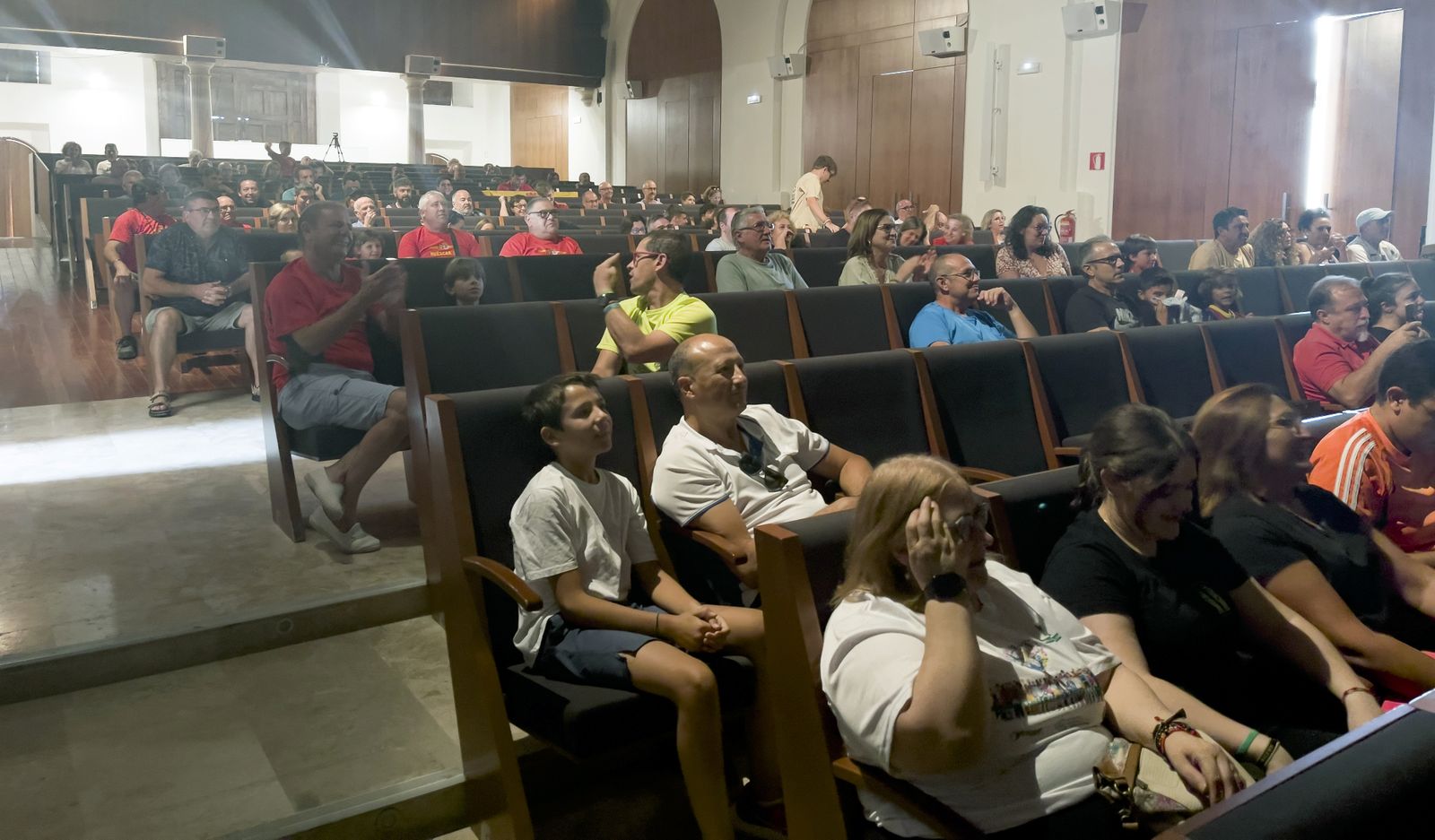 Huéscar arropa a su paisana desde el Teatro Oscense
