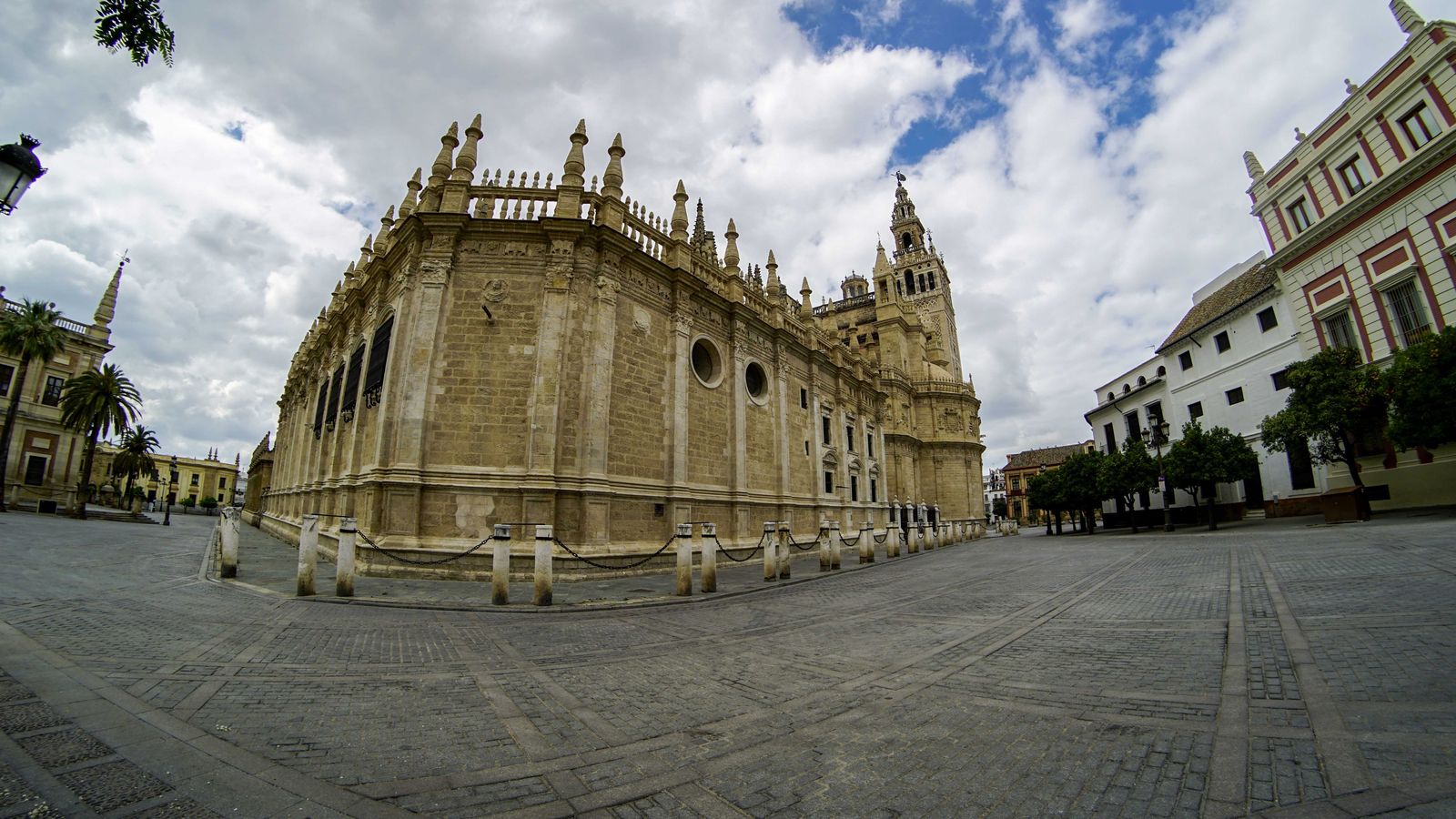 Coronavirus en Sevilla: Postales vacías de Viernes Santo