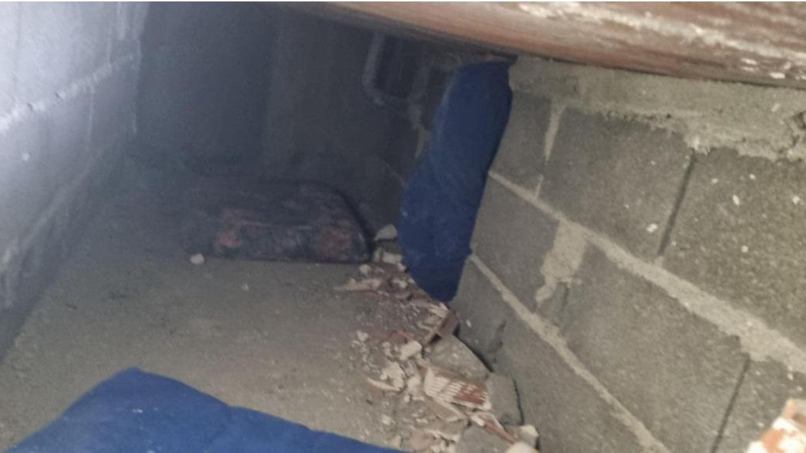 Galería subterránea en una vivienda social de la Junta en Almería.