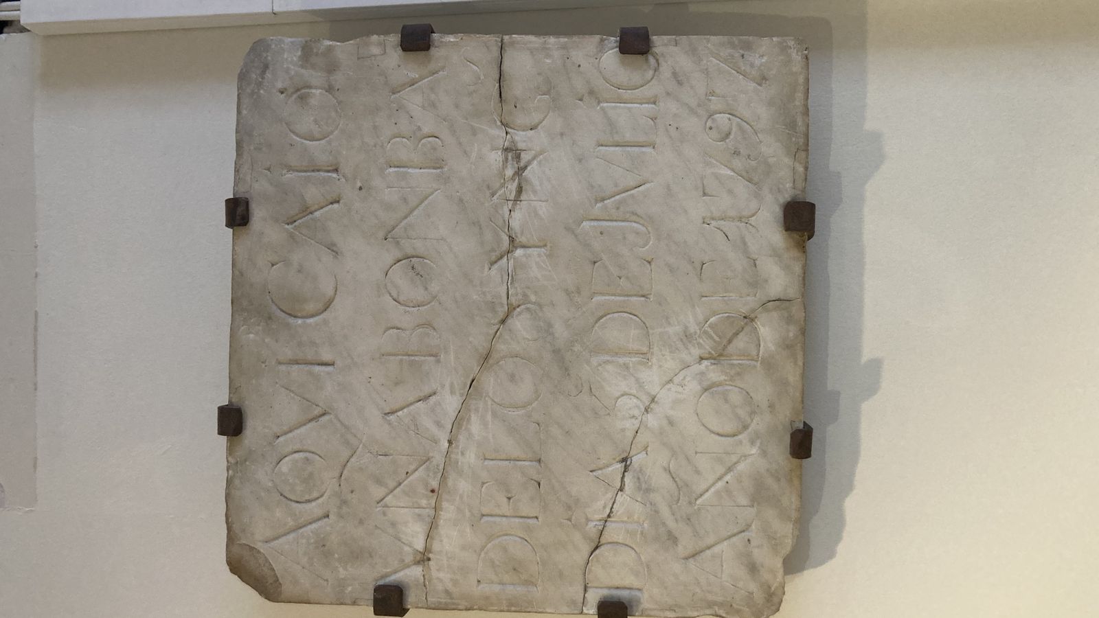 Lápida que recuerda la caída de una bomba de los barcos de Nelson