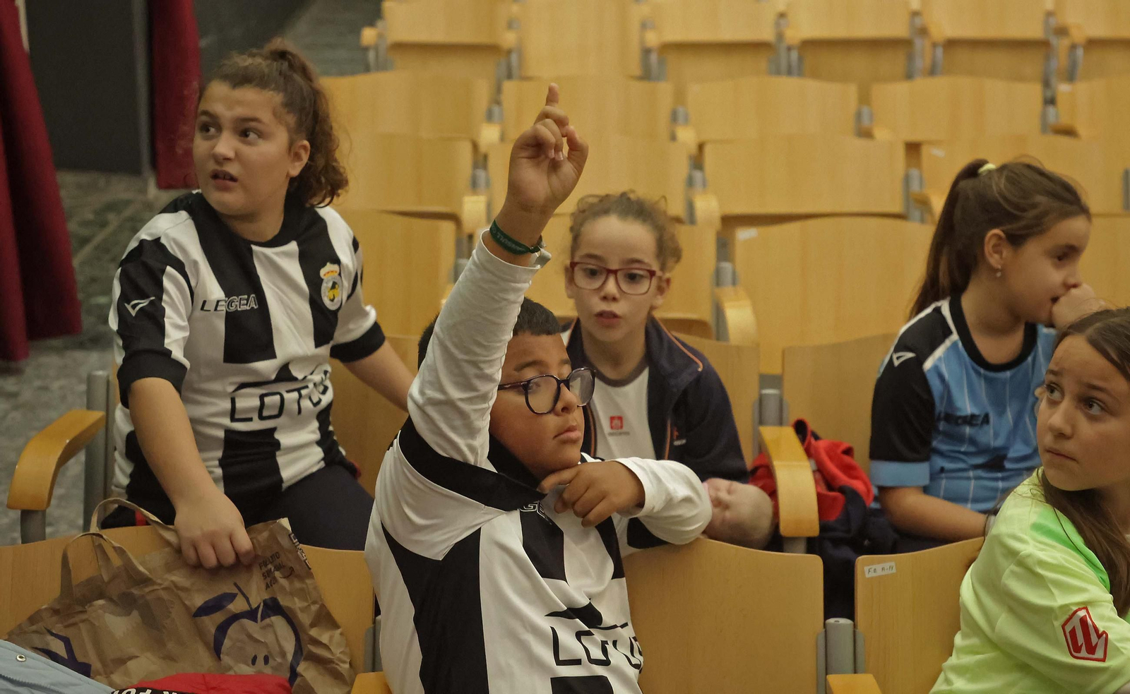 Las fotos de la visita de los jugadores de la Balona al colegio Salesianos de La Línea