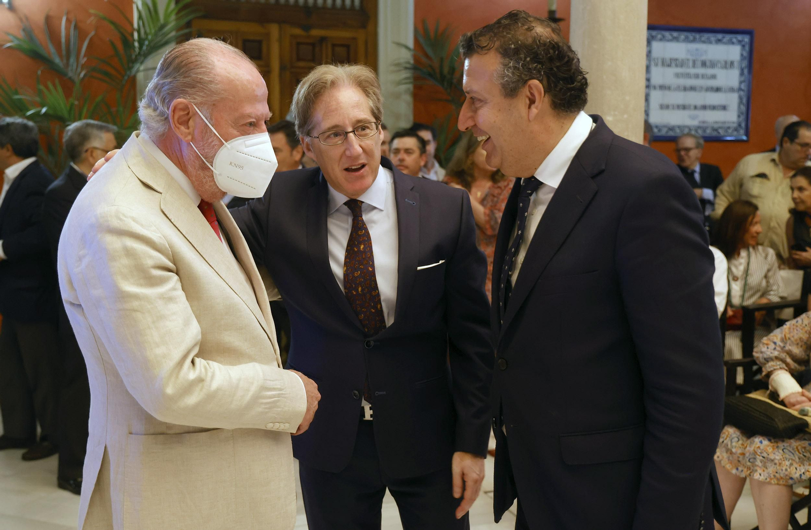 Presentación del libro  'Juan Robles, la sonrisa del tabernero' de Carlos Navarro, todas las imágenes