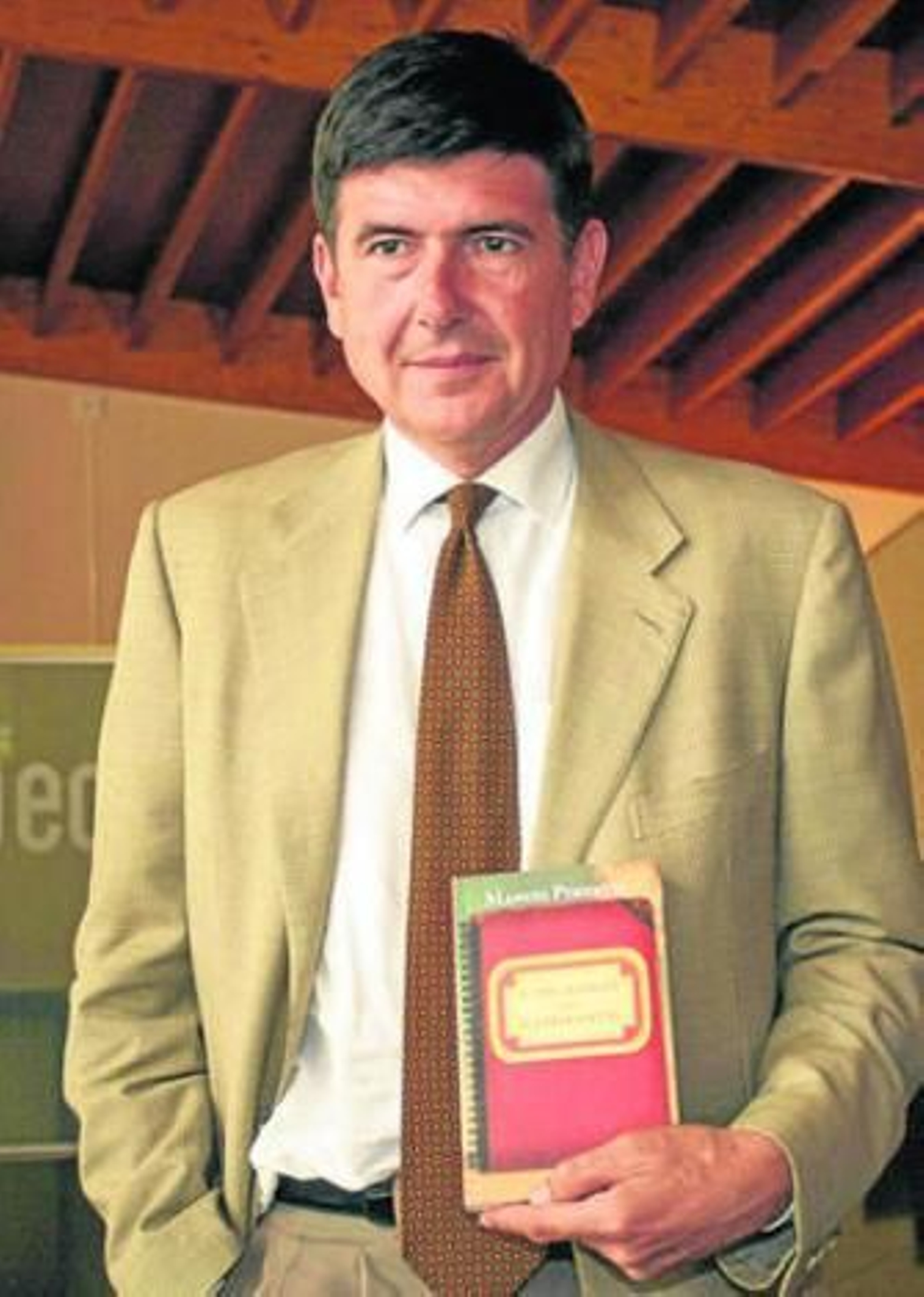 Manuel Pimentel, con su libro 'El decálogo del caminante'.