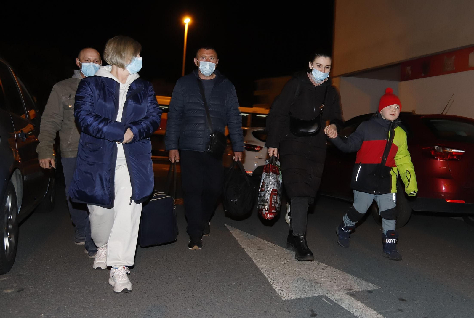 Imágenes de la emocionante llegada de los ucranianos refugiados a Huelva