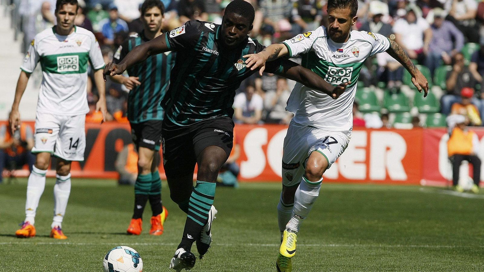 N'Diaye y Javi Márquez, en el último Elche-Betis en Primera.