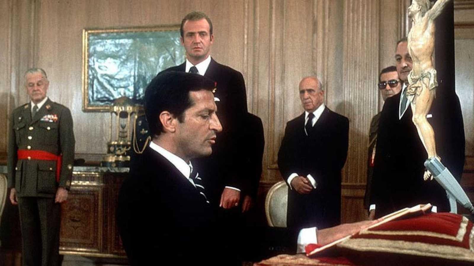 Adolfo Suárez jura como presidente.