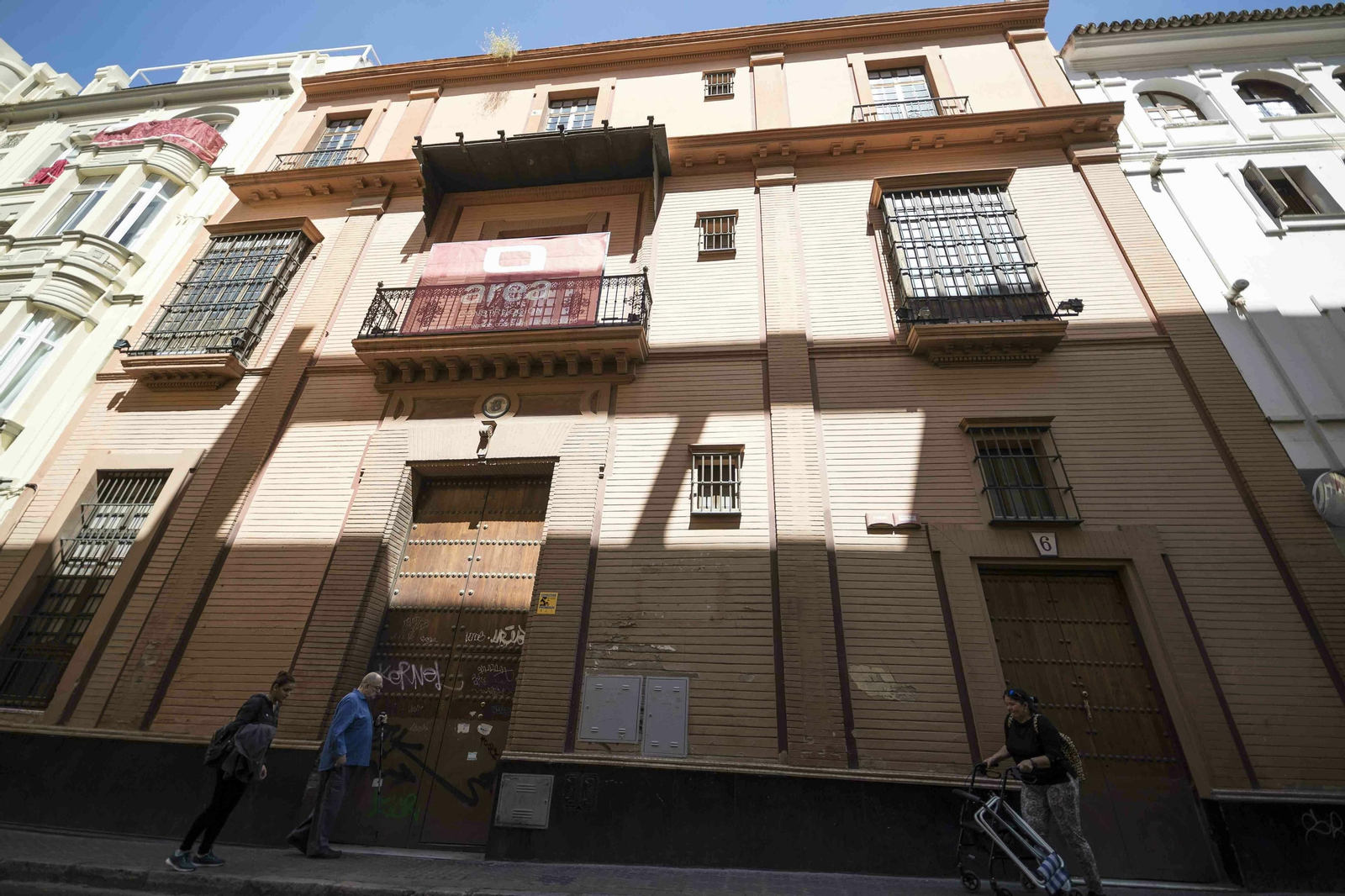 Fachada del edificio, que se encuentra en el número 6 de la calle Javier Lasso de la Vega.