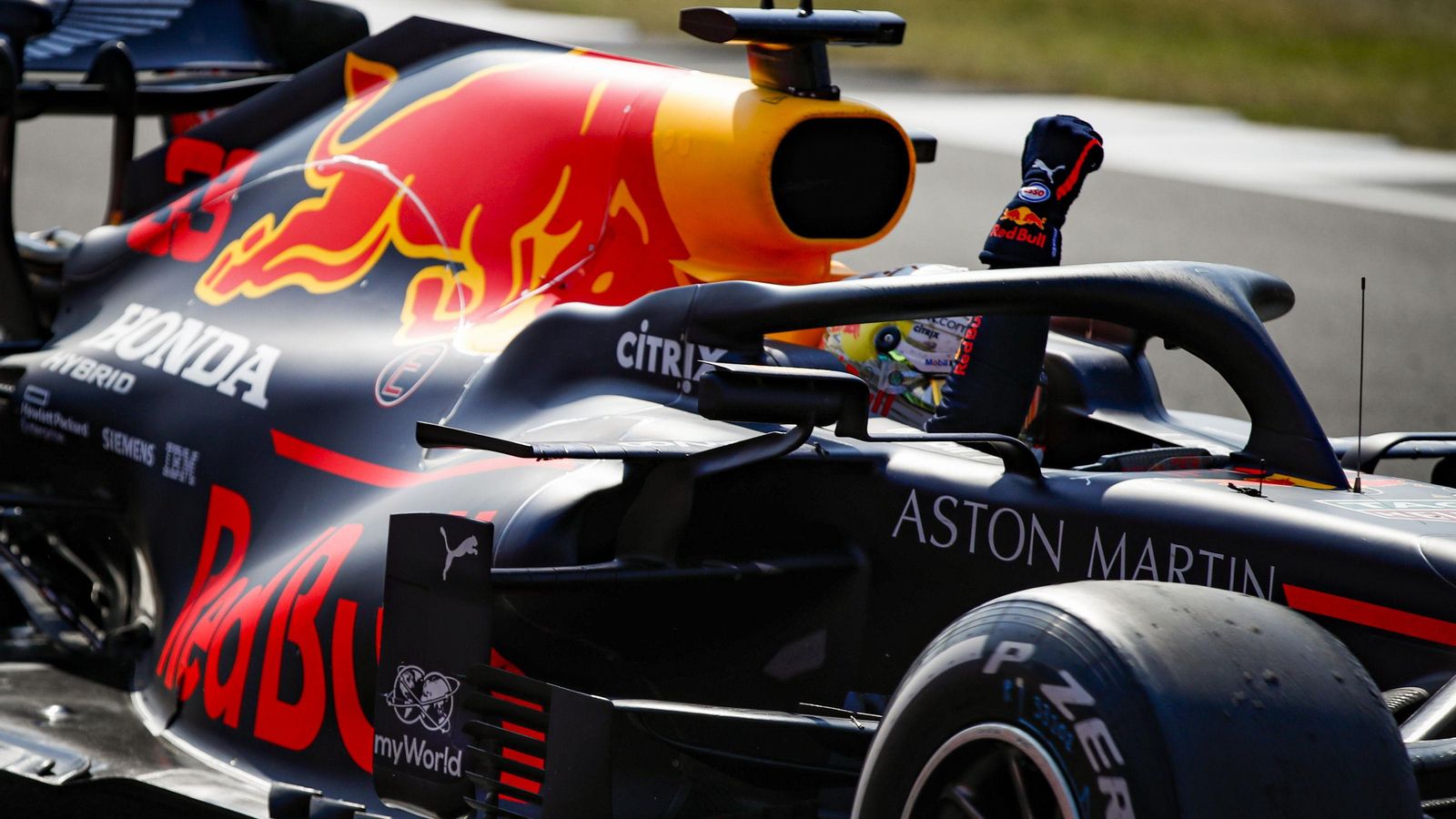 Verstappen alza el brazo en su monoplaza tras ganar la carrera.