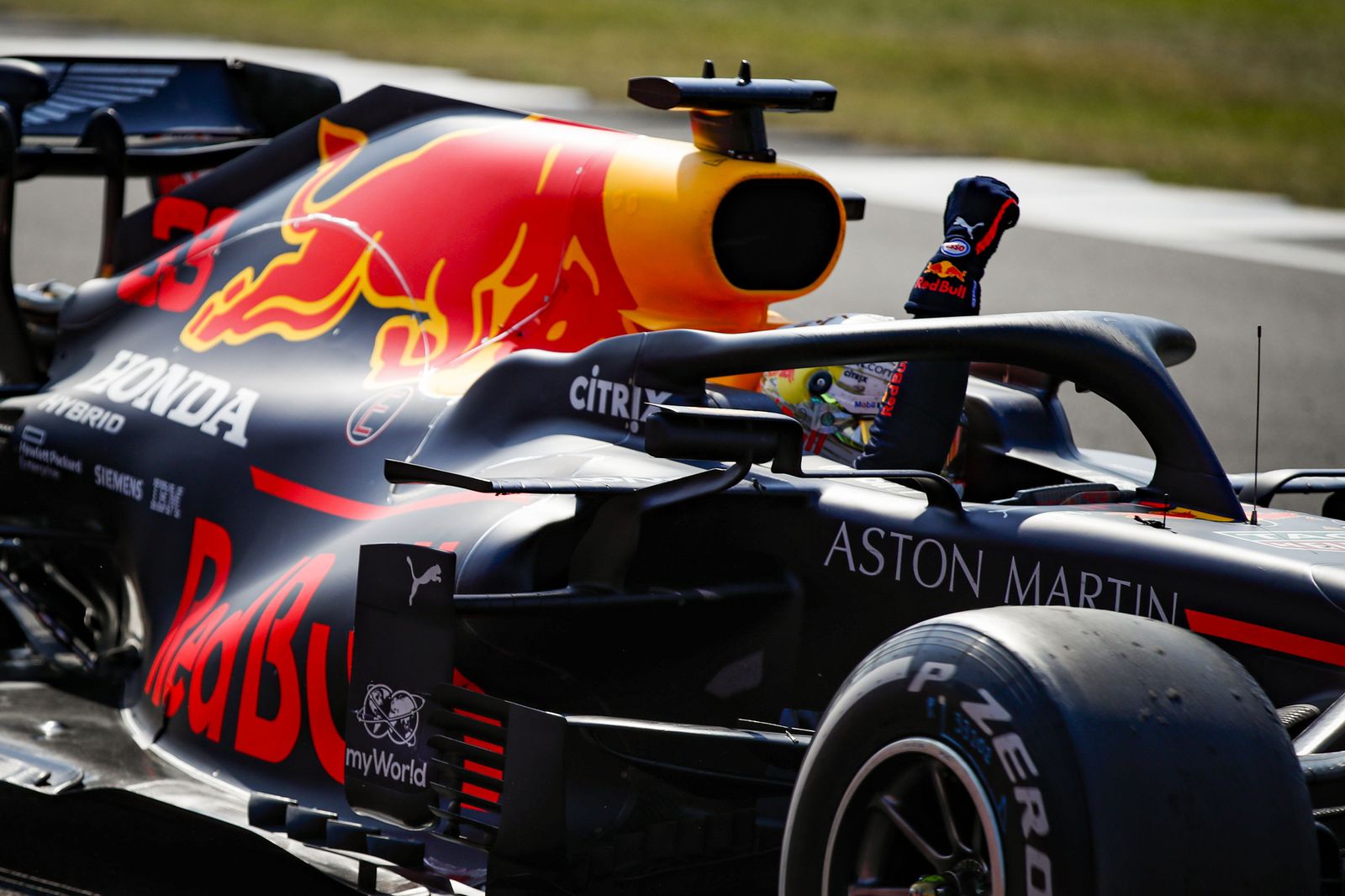 Verstappen alza el brazo en su monoplaza tras ganar la carrera.