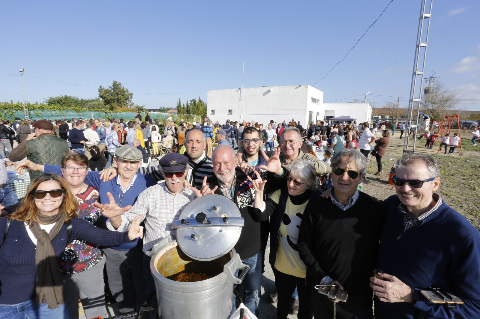 Dos momentos de la celebración ayer de la tradicional Fiesta del Mosto en Las Tablas.